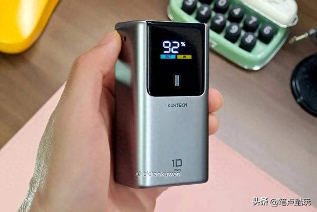 完蛋了，我被充电宝包围了！酷态科10号超级电能棒Mini对比实测