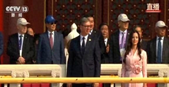 武契奇夫人观看阅兵美翻了，粉色玫瑰花裙好温婉，给普京打招呼