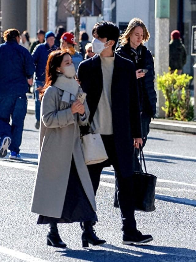 降温才发现，大衣少有人穿了，满街都是“奶奶棉服”，保暖还时髦