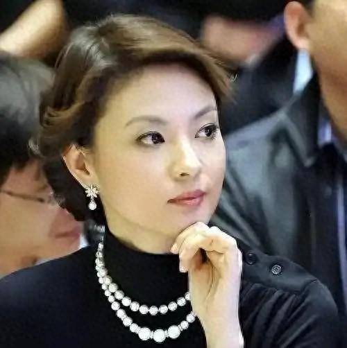 她是央视最惨女主持，男友判死缓丈夫狱中惨死，如今48岁依旧单身