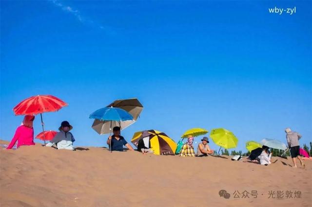 敦煌鸣沙山下兴起沙疗热