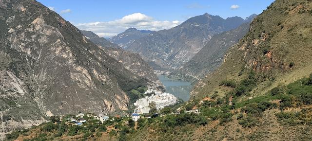 一车一人自驾游（二）：“炮弹路”让我心悬，龙氏家祠无缘其真容