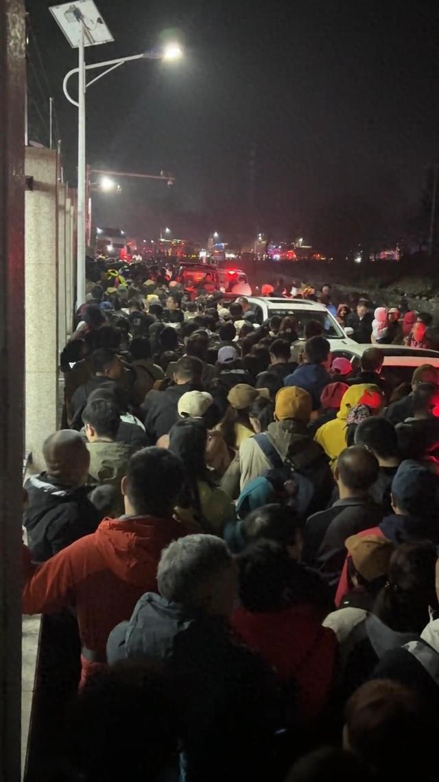 太火爆！女子周六自驾北京坡峰岭看红叶，下午4点半景区出来晚上10点才到家，景区：周末人多，建议早8点前到