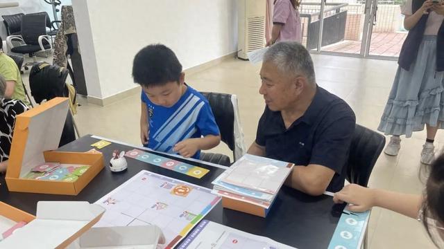 小朋友化身低碳小卫士，趣味编程体验活动开启环保之旅
