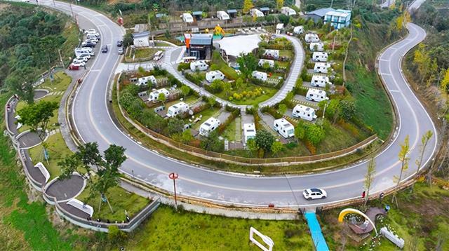 初冬不必追春夏！垫江这家房车露营地美成诗意画卷
