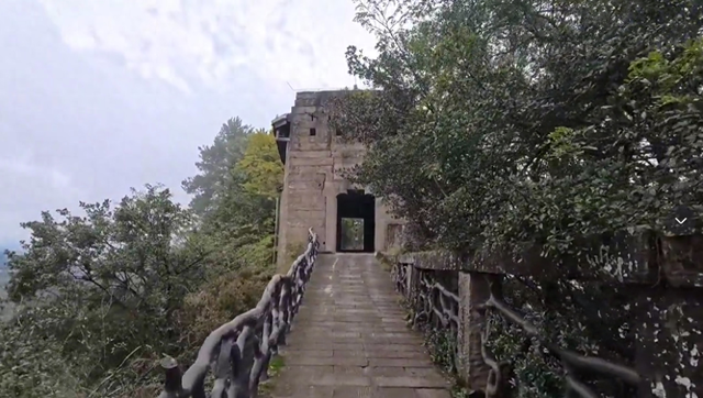 湖北神奇的百年古寨，四面环山环境优美，人鬼同屋全国罕见