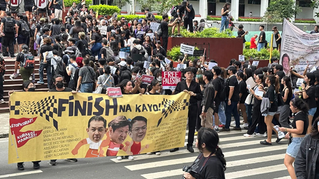 菲军方进入红色警戒，马科斯躲在总统府，在下台声中度过难忘生日
