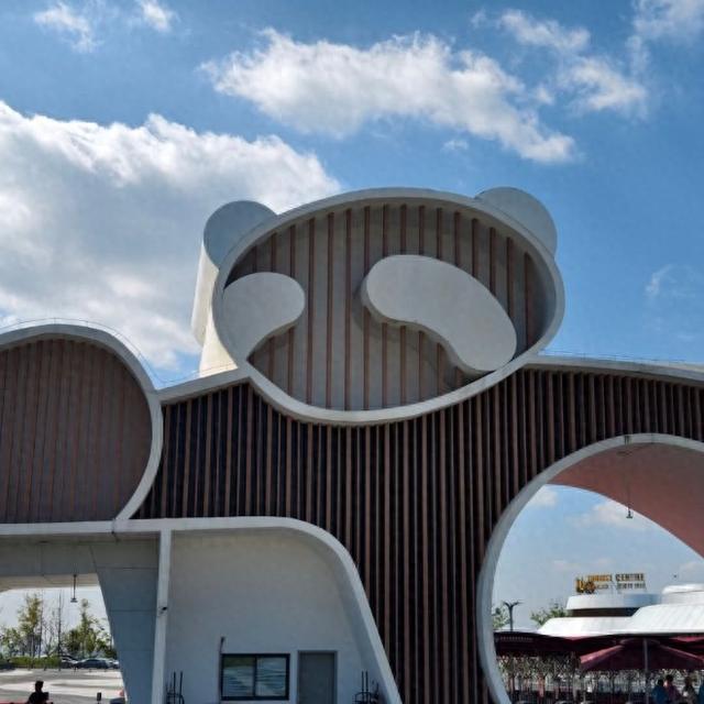 我是上海人，游旅游景点熊猫基地见熊猫贪睡，南门外花海却很惊喜