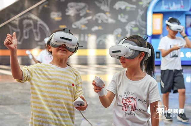 科普伴假期 带着VR眼镜与智能机器人对话