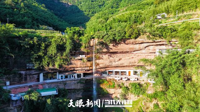 素日青禾：丹霞岩穴中，枕瀑而居的野奢秘境