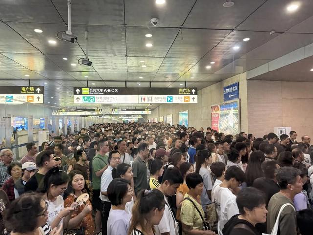 解锁三条灯光秀Citywalk路线，避开“人从众”！