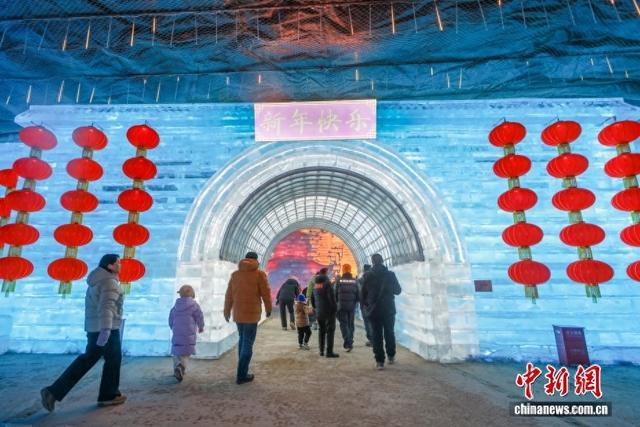 北京龙庆峡冰灯艺术节开幕