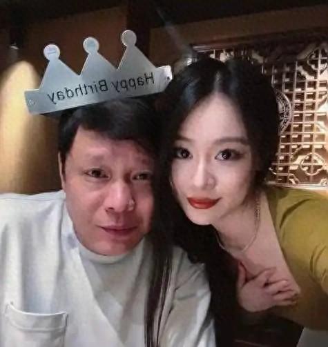 范志毅爱女晒27岁生日照，戴二十万卡地亚办宴，和马镇亲热很般配