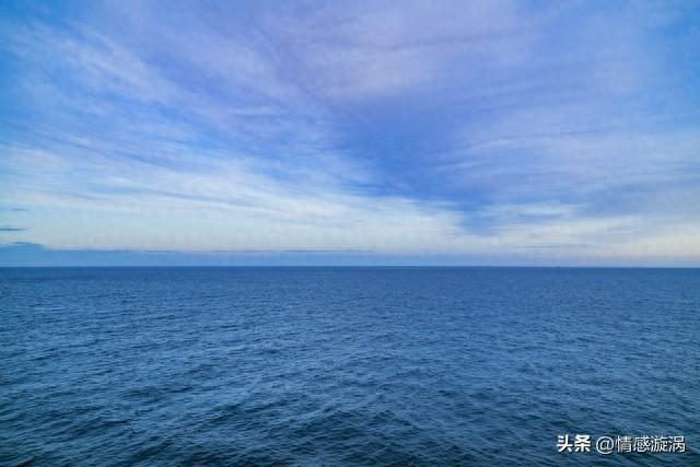 今晚导游安排住海陵岛的一家旅馆，我住25楼，阳台正对着大海