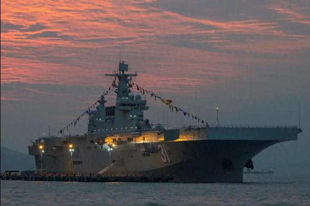 100多艘中国军舰出动，075两栖打击群南下，外军突然就客客气气