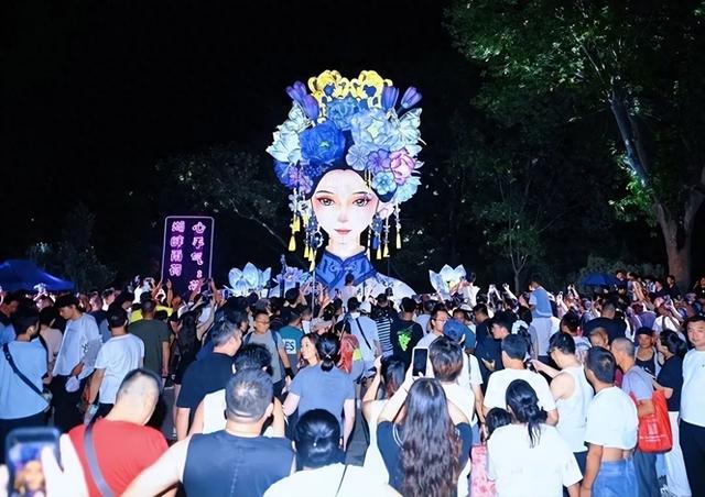济南“湖畔雨荷”升级搬新家了，亮灯瞬间“哇”声一片，打卡体验也有更多惊喜