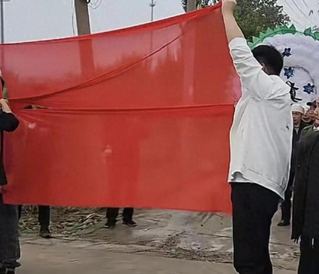 河南一送殡队伍让婚车先行通过，白事主家：当地的习俗是“红让白”，考虑红事是新人一辈子的事，让他们先过