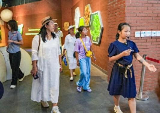跟着小小讲解员，来青岛西海岸新区金沙滩啤酒城探寻啤酒千年发展故事