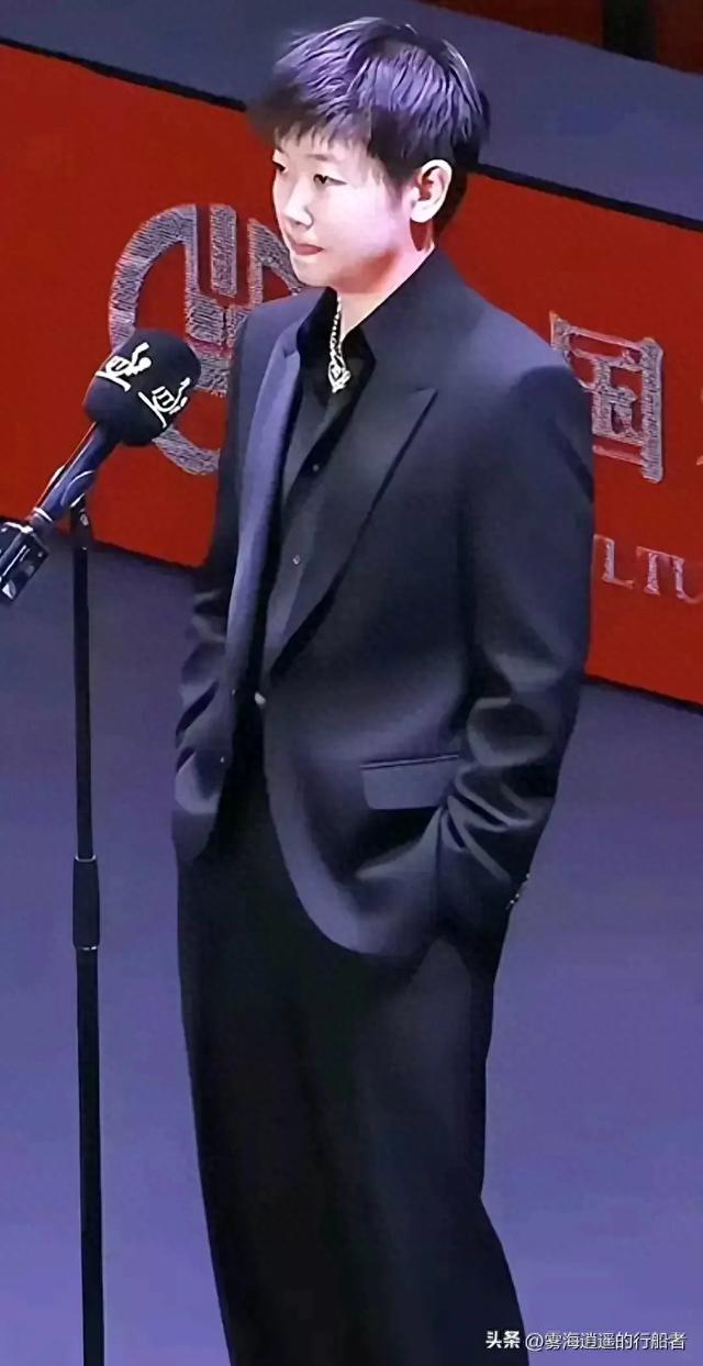 孙颖莎黑西装杀疯了！短发利落气场全开，麦克风前slay全场
