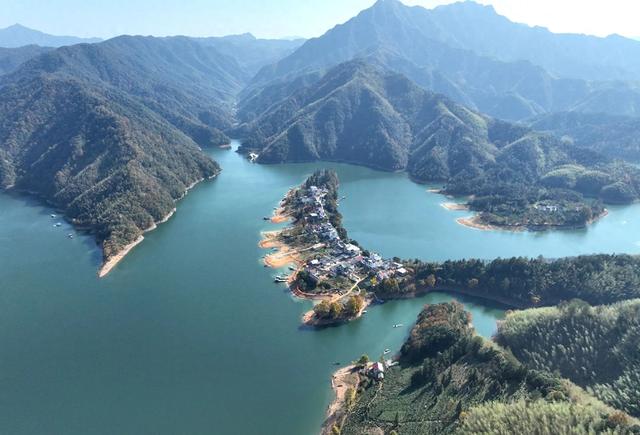 安徽大山里有一处“世外桃源”，至今不通公路，只有坐船才能到达