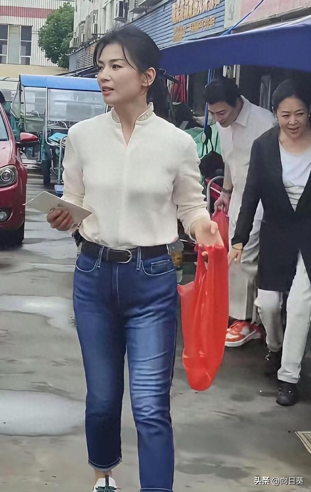 菜市场偶遇刘涛，她打扮朴素像普通大妈，岁月不饶人女神也老了