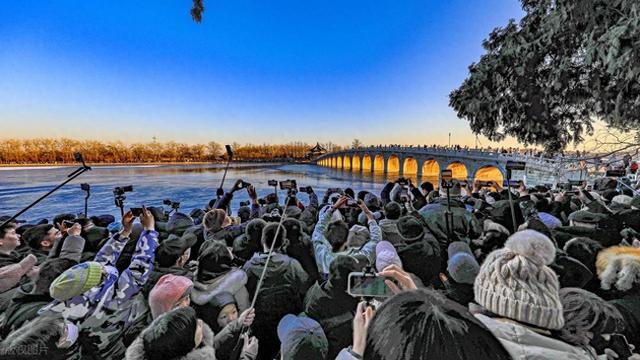 谁懂北京的浪漫？冬至前后 1 个月，十七孔桥桥洞点亮 17 盏金灯