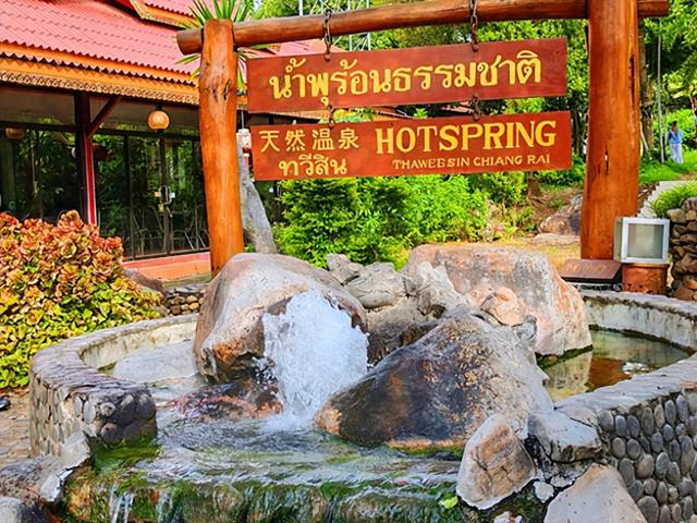 泰国旅游：清莱观瞻温泉白蓝黑三庙行（图）