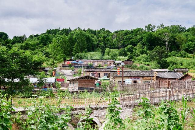 长白山有一座锦江木屋村，已有300多年，遗世独立又充满烟火气息