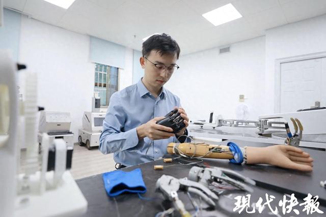 “励志男孩”方益凡来东南大学报到，现场体验东大康复机械臂技术