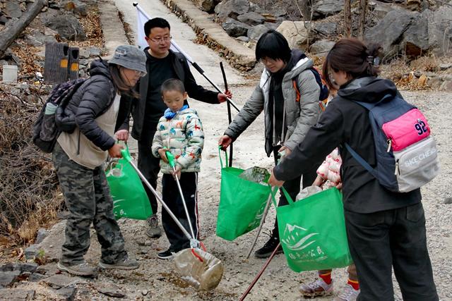 京城妈妈带娃“捡”出全国殊荣，七年净山拾荒1600公斤