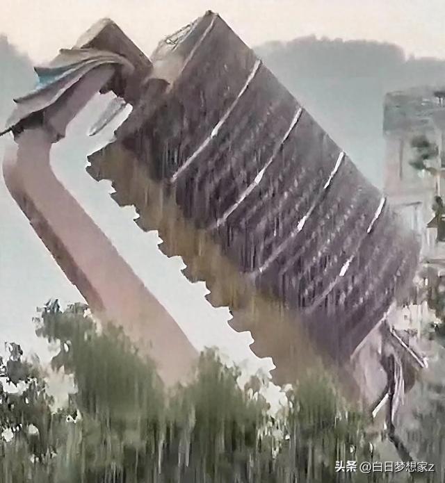 360度旋转淋雨 游客体验全自动洗人机 网友：雨露均沾 还带翻面儿！