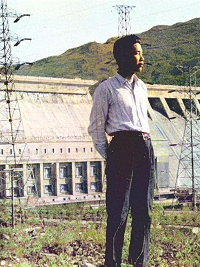 李鹏总理年轻时有多帅？1959年在吉林留影	，31岁玉树临风气质不凡