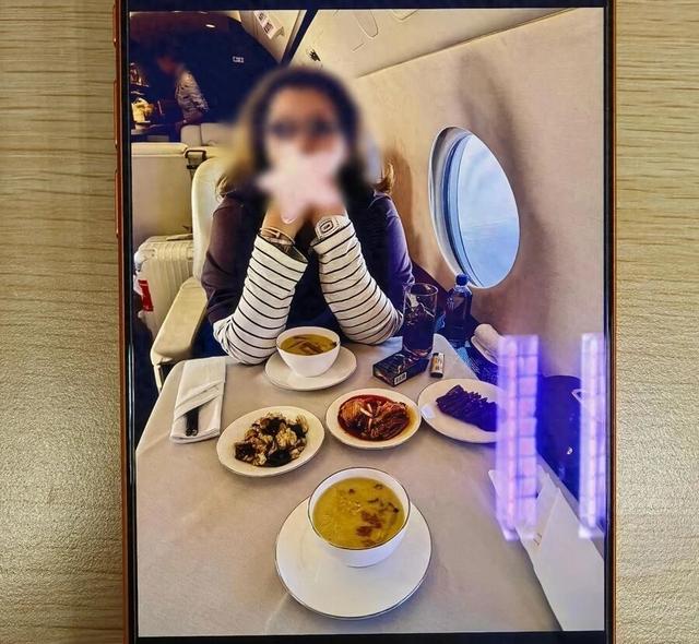 每顿饭一万多元，出游一次一百多万元，1年花光1300余万元！她已被刑拘