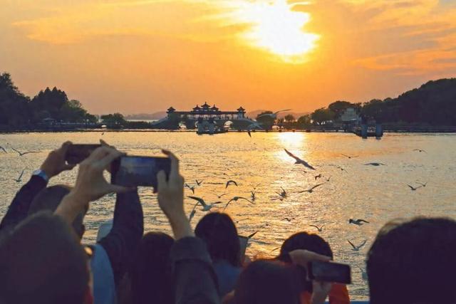 魅力滨湖的故事，就是“两山理论”的太湖实践