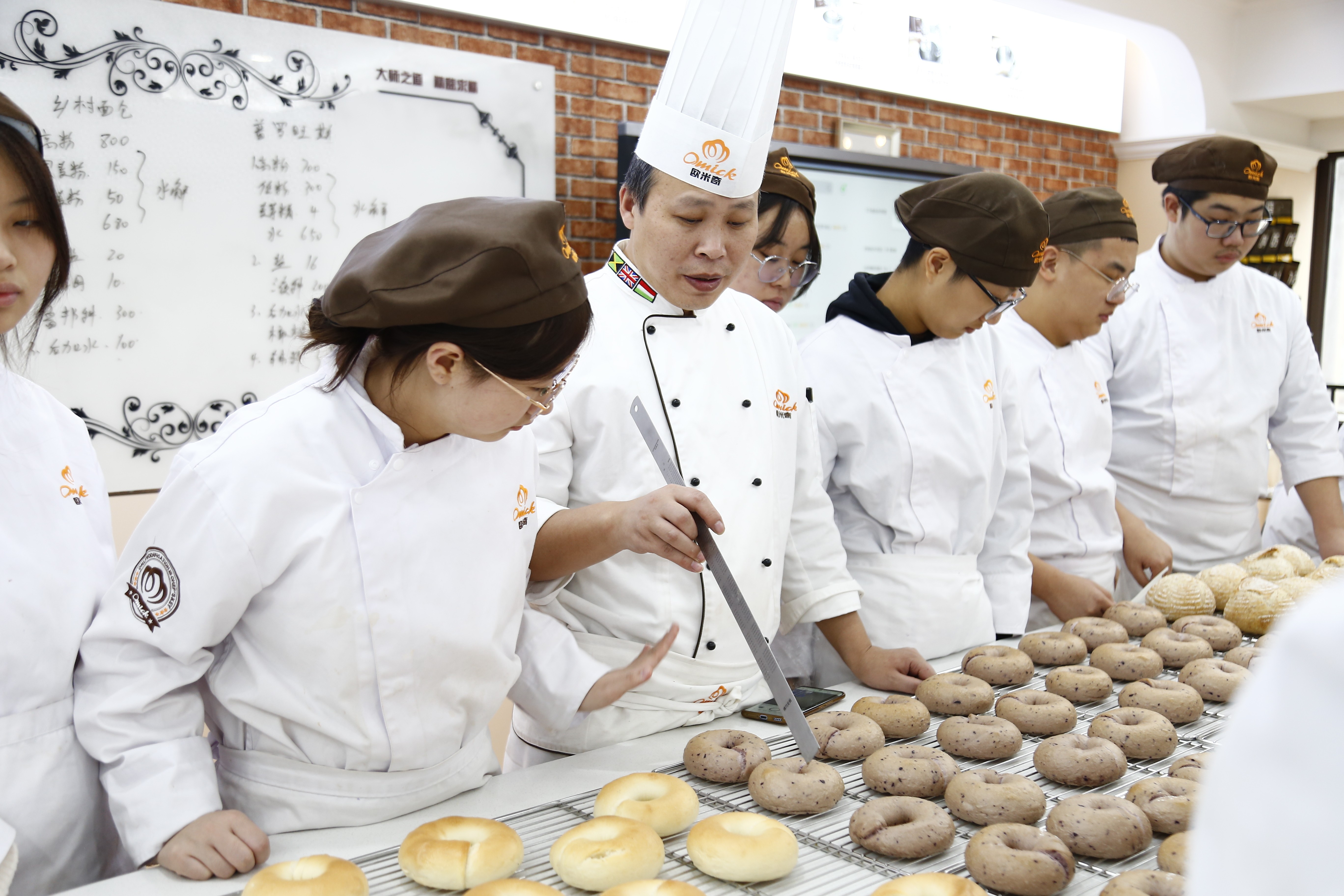 重庆欧米奇西点西餐学校_重庆学蛋糕哪家学校好_重庆西点烘焙培训学校