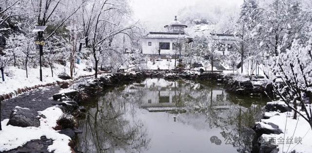 雪漫金丝峡，冰绘水墨画