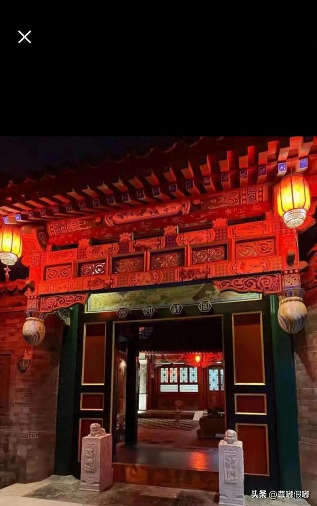 李湘的女儿王诗龄在自家北京小院拍照，配这个色调看上去有点吓人