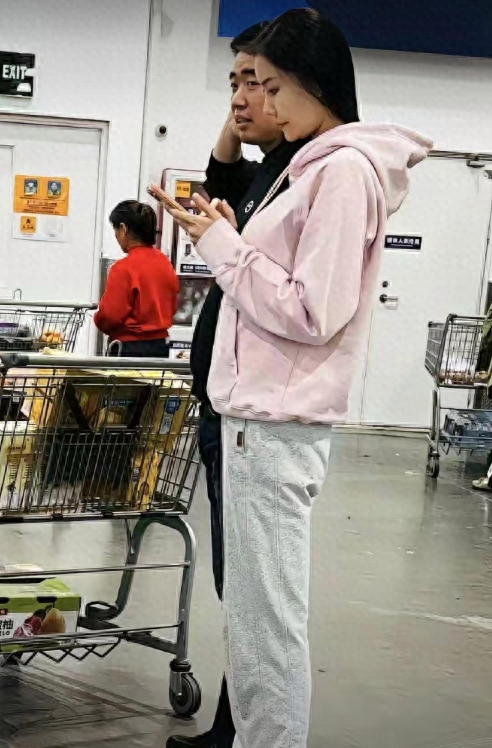 理想汽车创始人李想陪妻子逛超市被拍，全程注意力在手机，网友调侃：老板不易，他却坦言“是我更需要她”