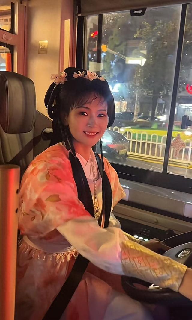“黄蓉来开公交了！”襄阳侠义巴士国庆期间走红，女司机绝美笑颜引盛赞，本人发声