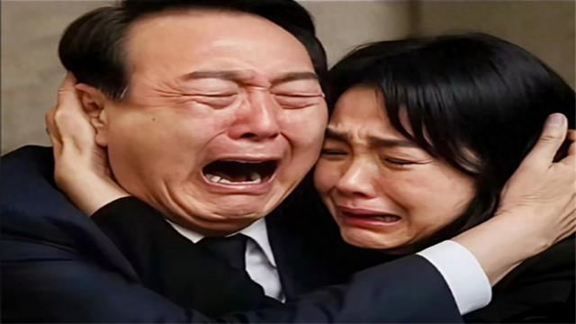 尹锡悦脱衣撒泼后，特检组再次发起逮捕！10多人扑上去扯住四肢