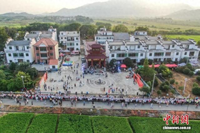 火把巡游、竹竿舞、篝火晚会......江西新余彝汉共居村欢庆火把节