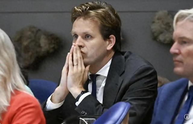 荷兰经济大臣卡雷曼斯日前承认：没想到中方反击这么狠，真的叫停芯片出口，被打了个“措手不及”