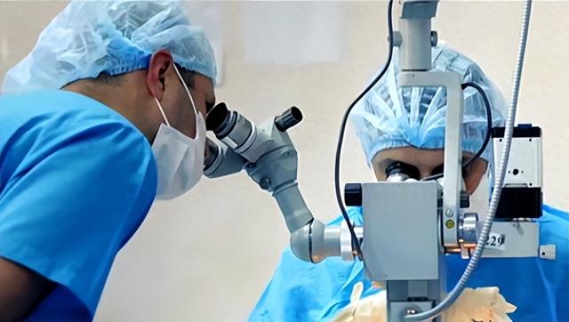 全球首例，跨4200公里 不到7分钟，机器人完成远程微米级眼科手术