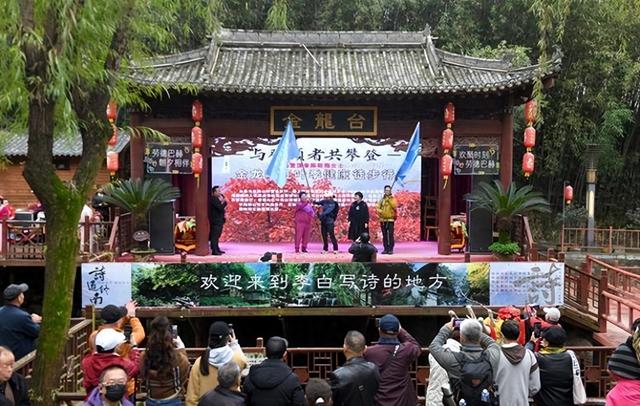 “中国北方第一峡”金龙峡风景区举办红叶节健康徒步行活动