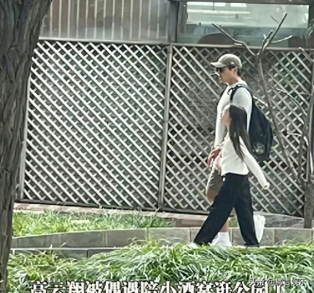 小酒窝和爸爸爬山