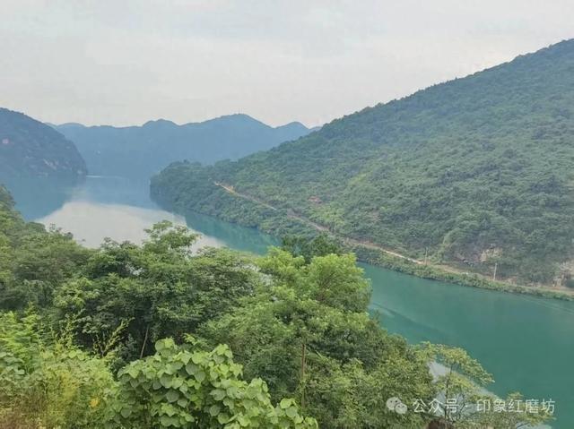 原创散文：亲水平台的青石板路面如黛色绸带，蜿蜒缠绕小城腰间。