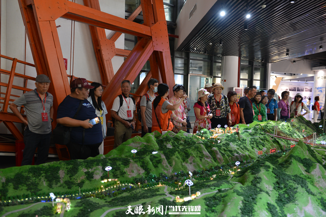 2025黔台会｜台湾同胞登上坝陵河大桥 探秘贵州“桥界宝藏”