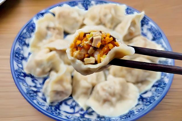 家常香菇胡萝卜肉馅饺子的做法（冬至吃饺子）