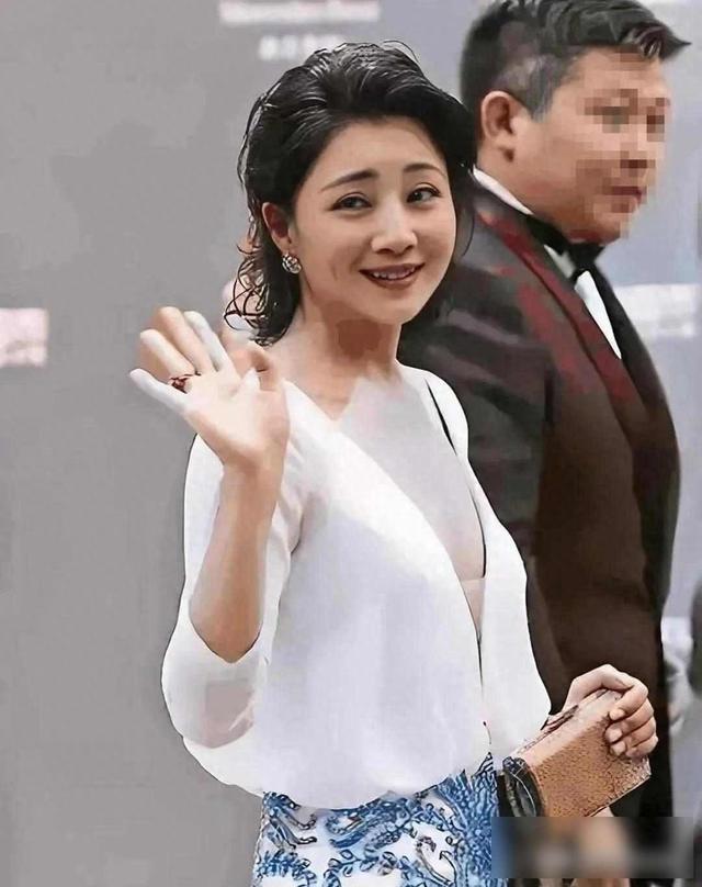 六旬阿姨穿短裙引热议，路人议论纷纷，背后藏着哪些真相？