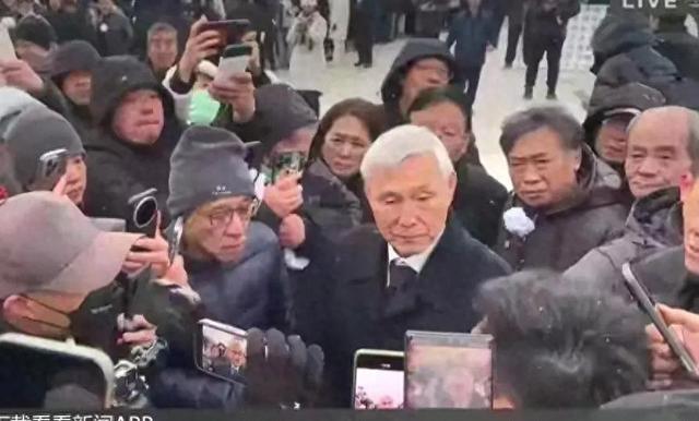 聂卫平葬礼红衣女子被全网指责？背后内情揭开	，我看哭了